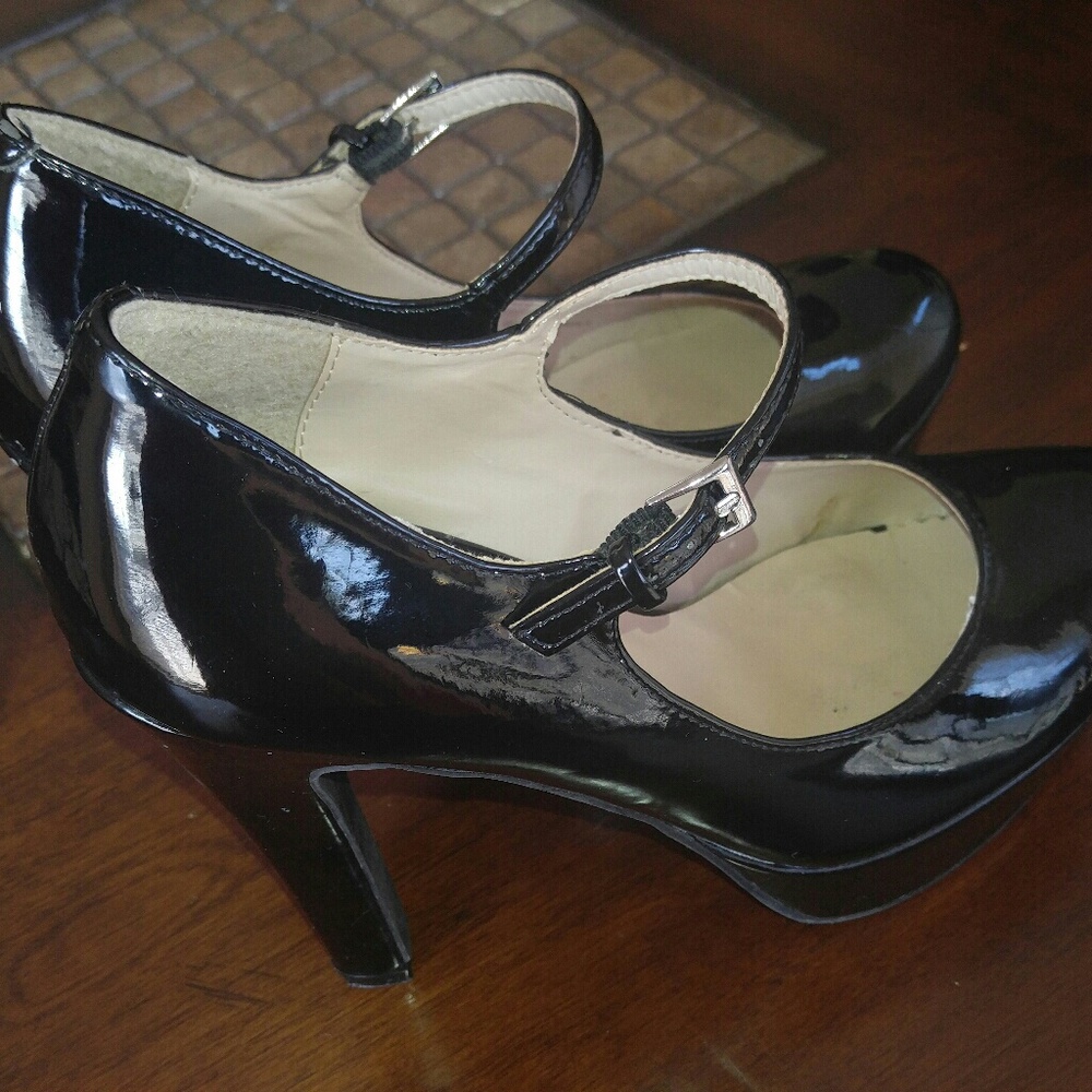 Guess Mary Jane pumps. Black.